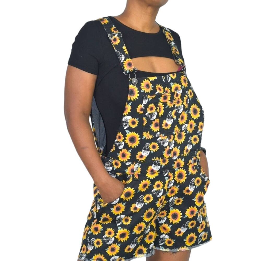 Hot Topic Shortalls Black Skull Sunflowers Bib Overall Jeans Shorts Romper Large